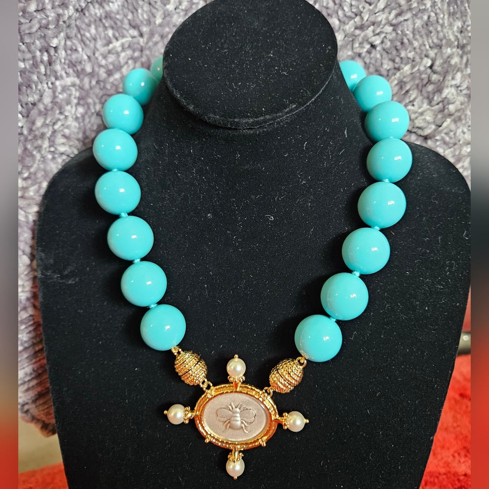 Beautiful gold/turquoise neclace with gold/pearl Bumblebee medallion
